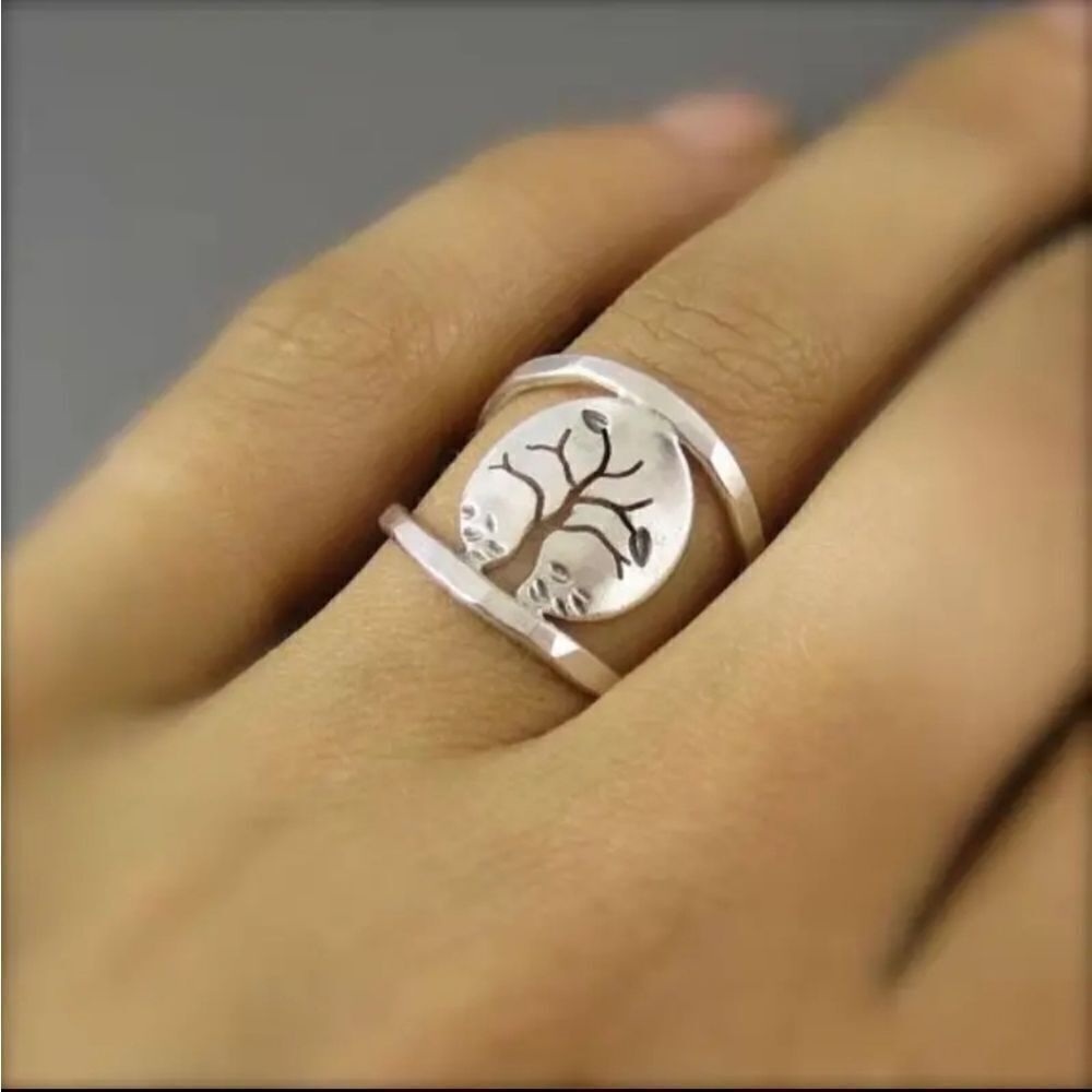 Unisex cut out silver tone tree ring sz.7